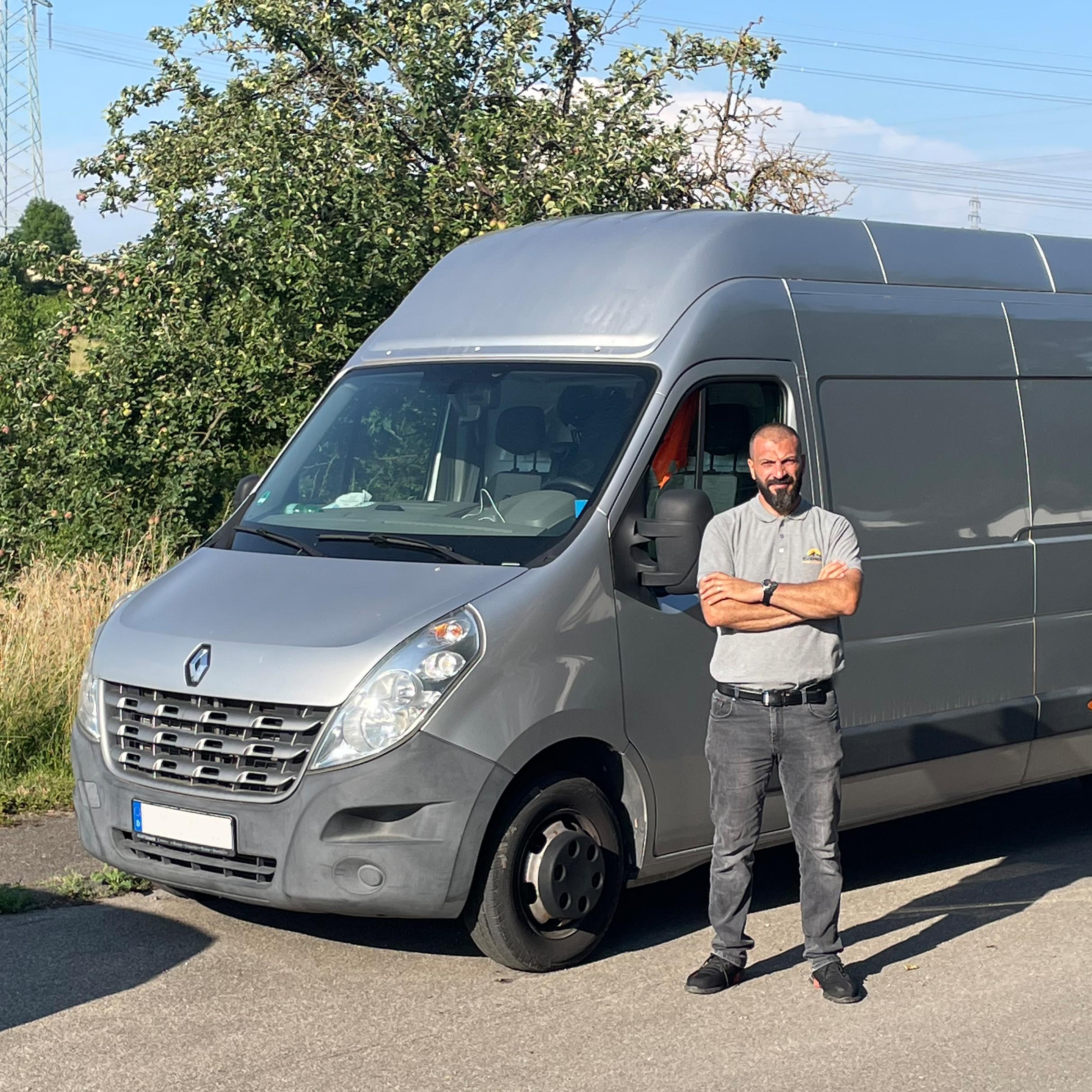 Auf dem Bild ist der Besitzer von Everest Handel und Transport und sein Sprinter.
